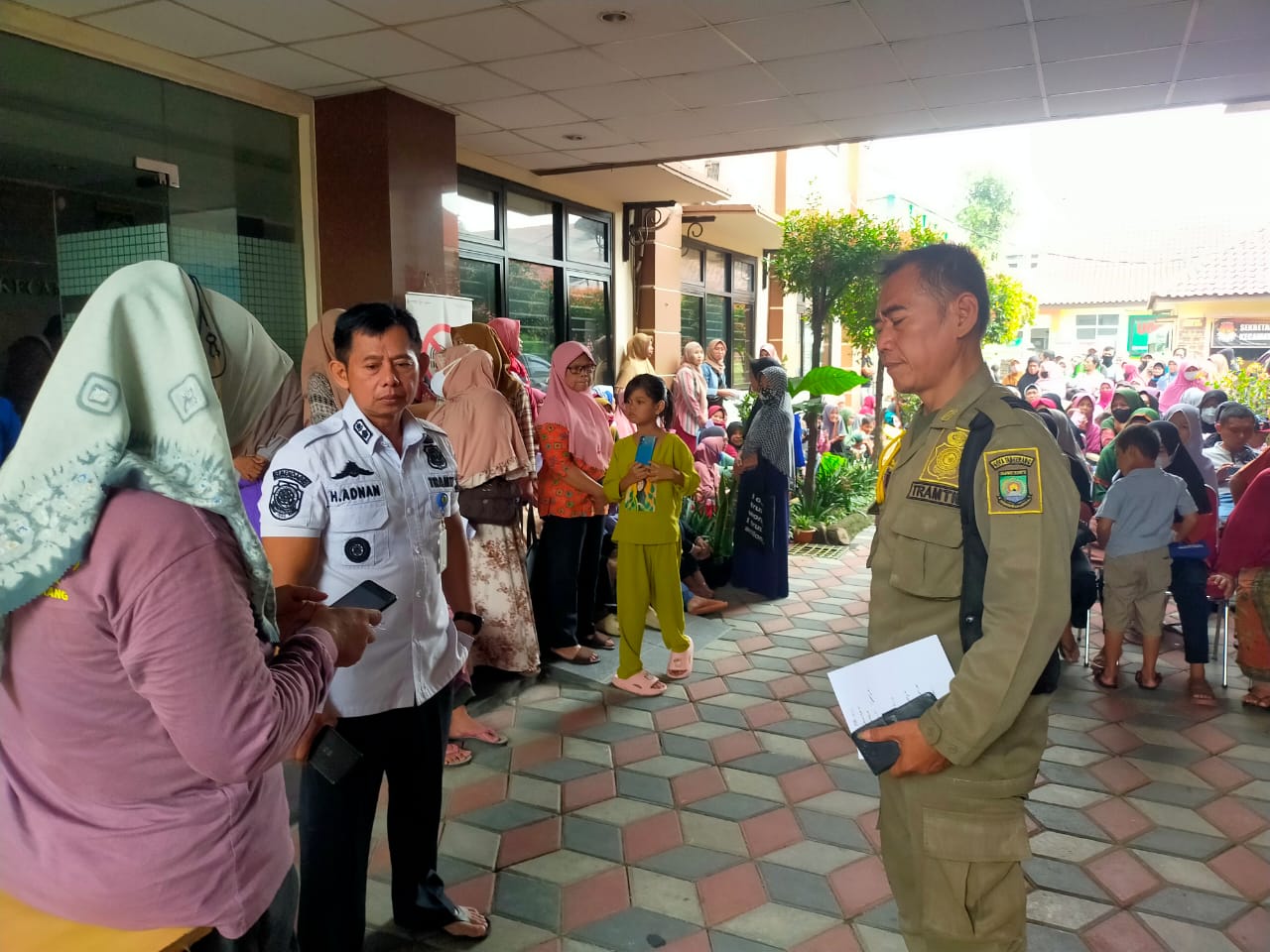 Giat Penyaluran Bansos Uang Tunai di Kantor Kecamatan Jatiuwung