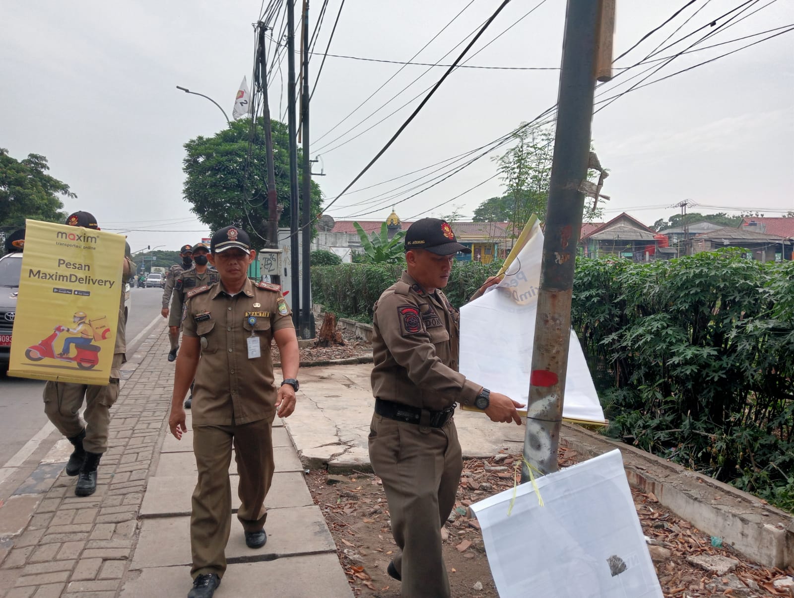 Penertiban spanduk tak berijin dan pengamanan demo buruh 