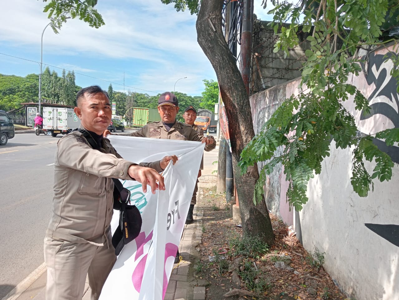 Giat Trantib Kecamatan Jatiuwung menertibkan spanduk liar tak berijin