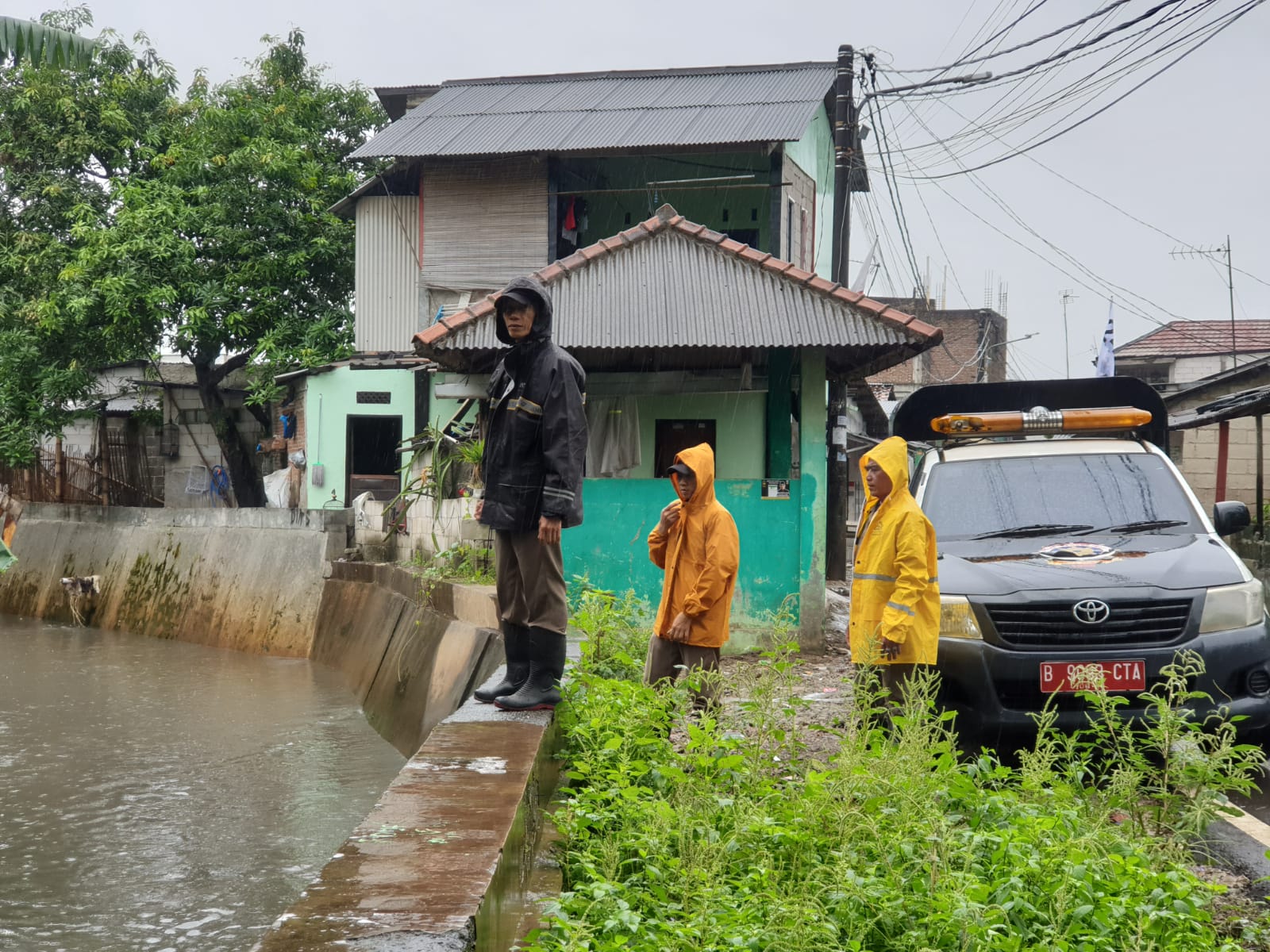 Giat Trantib Kecamatan Jatiuwung melakukan monitoring  wilayah yang beresiko banjir 