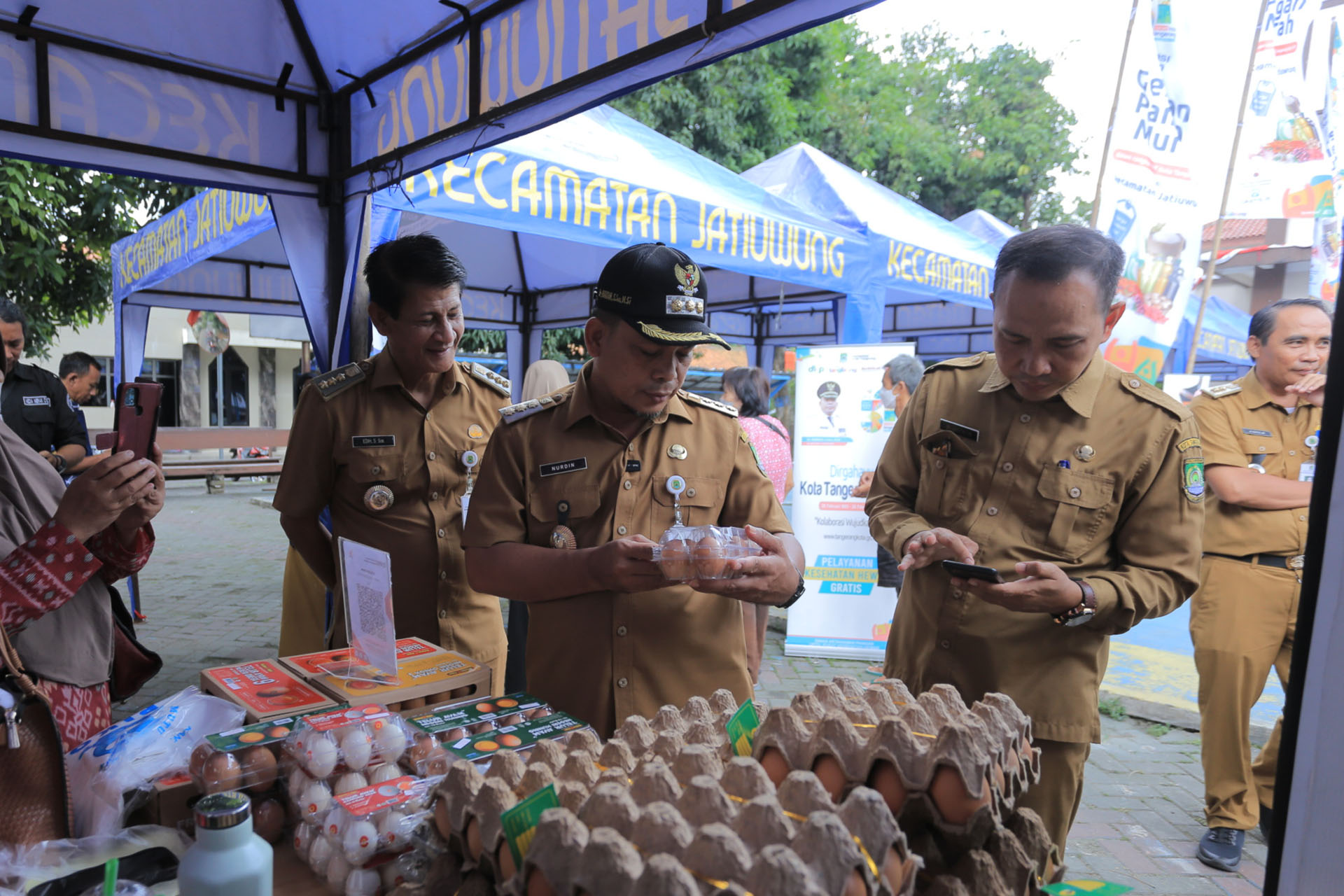 Pj Wali Kota Tangerang Tinjau Gerakan Pangan Murah di Halaman Kantor Kecamatan Jatiuwung