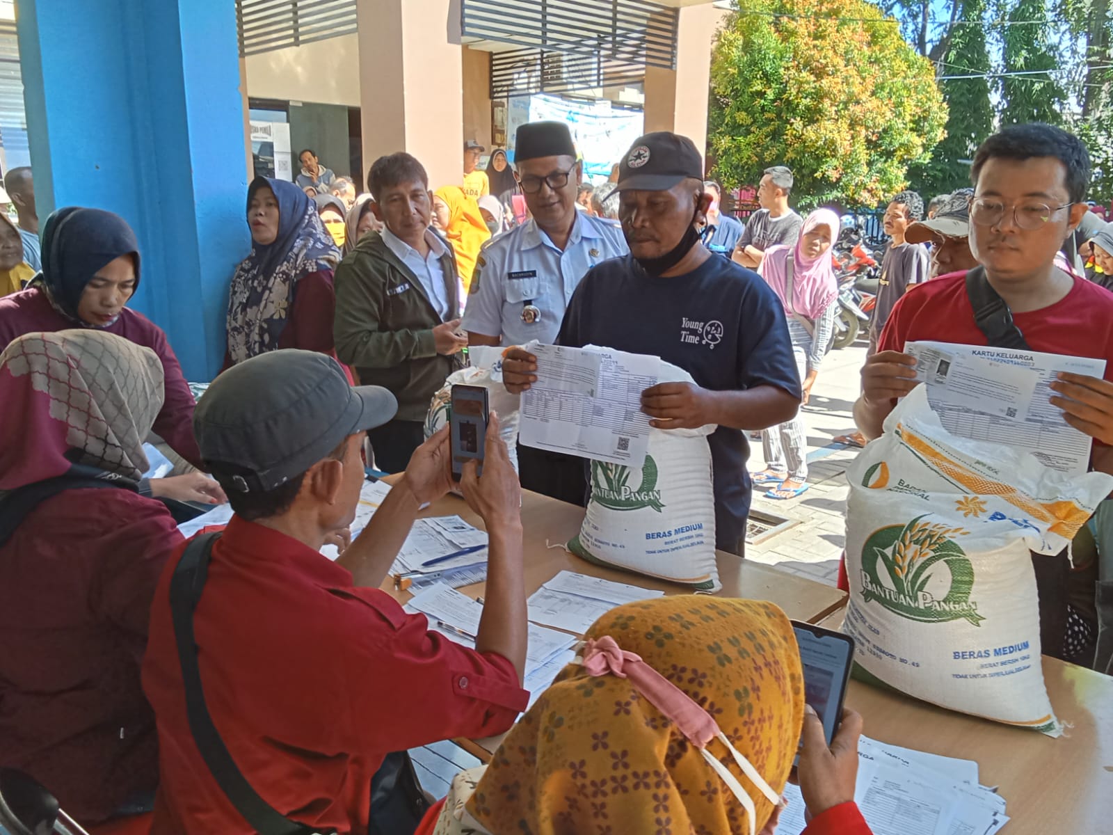 Penyerahan Bantuan Sosial Berupa Beras dari Badan Pangan Nasional (BAPANAS) di Wilayah Kecamatan Jatiuwung