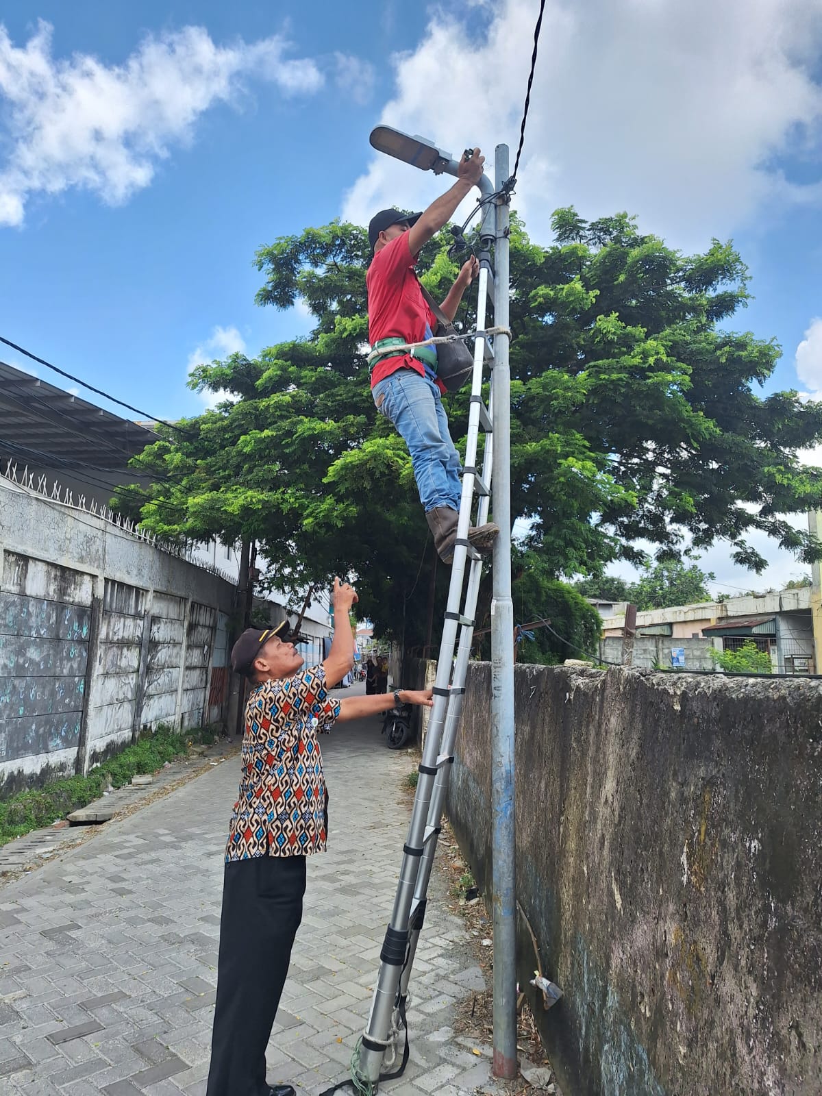 Perbaikan Lampu PJU Kampung Terang di Wilayah RT 002 RW 005 Kelurahan Jatake