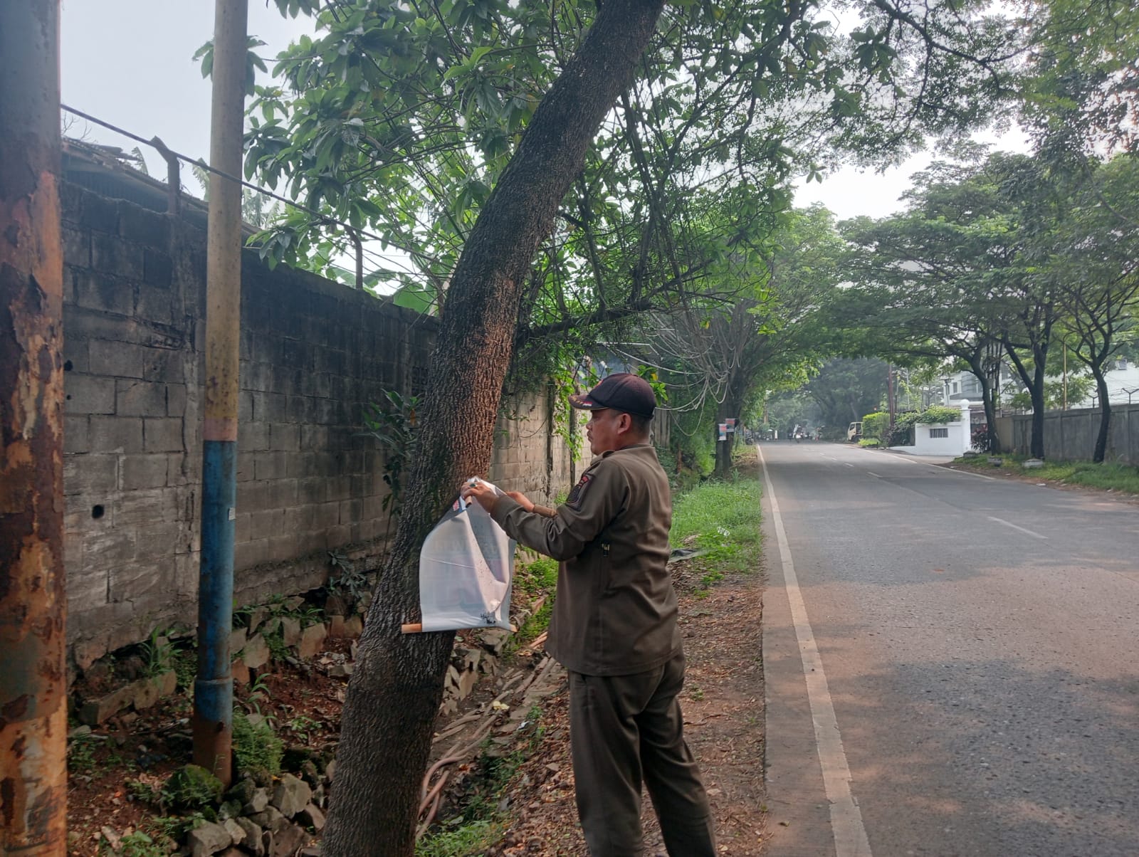 Penertiban spanduk liar dan monitoring wilayah Kecamatan Jatiuwung