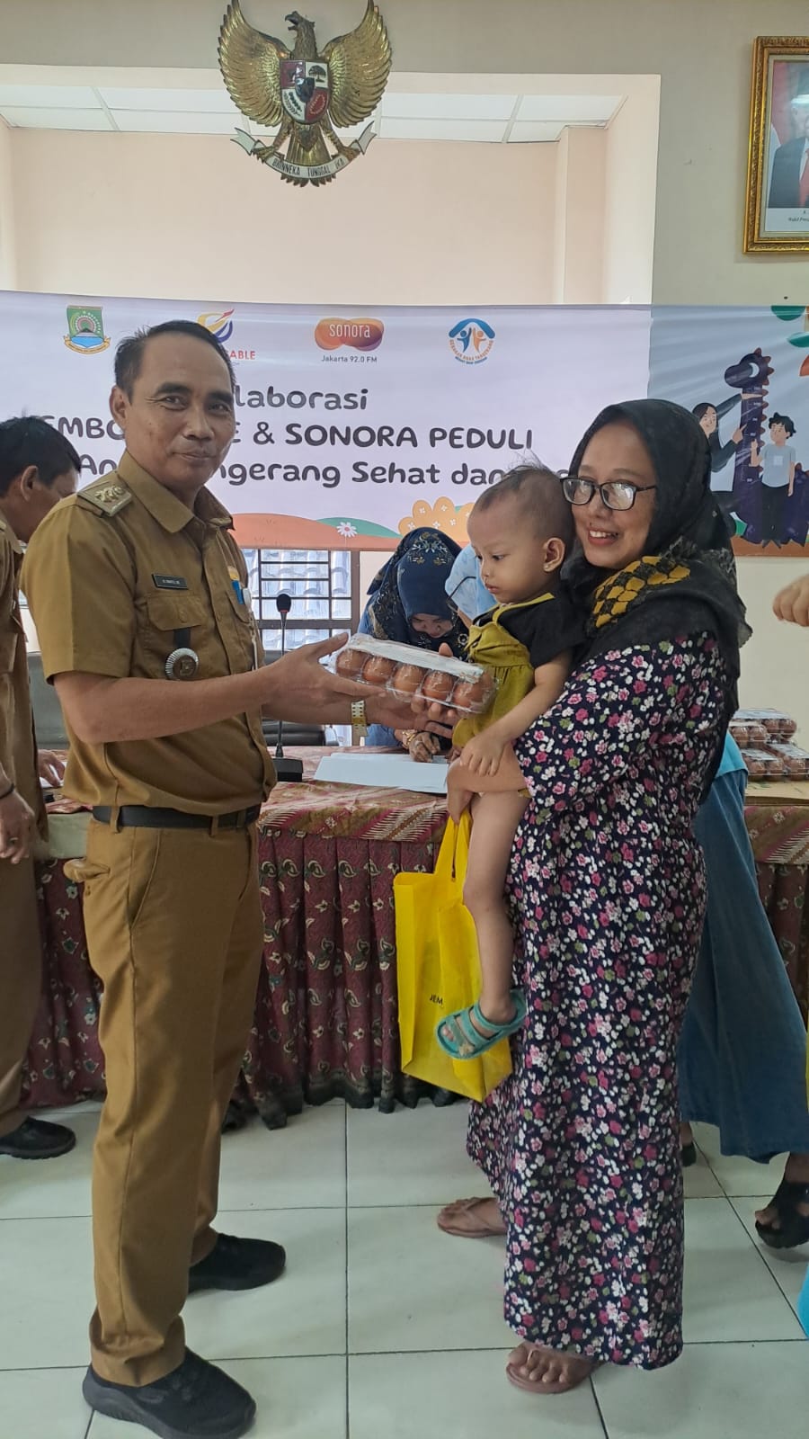 Penyaluran bantuan sosial berupa telur dari PT.Jembo Cable dan Media Sonora minggu ke-7 untuk balita dalam rangka Gerakan Anak Tangerang Sehat dan Cerdas Kelurahan Manis Jaya