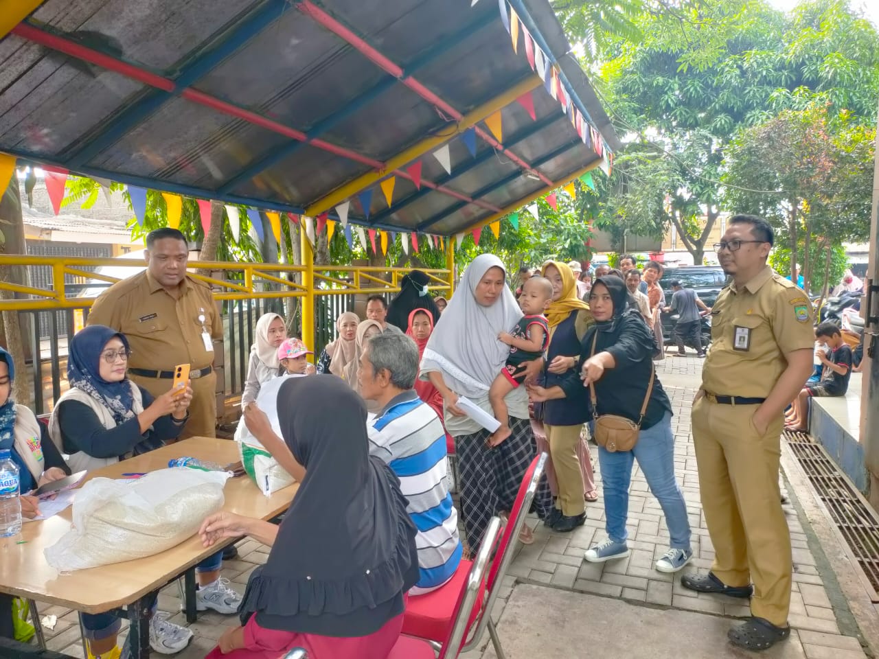 Penyaluran Bantuan Sosial Berupa Beras Bapanas/CBP RI tahap ke-5 di Kelurahan Gandasari