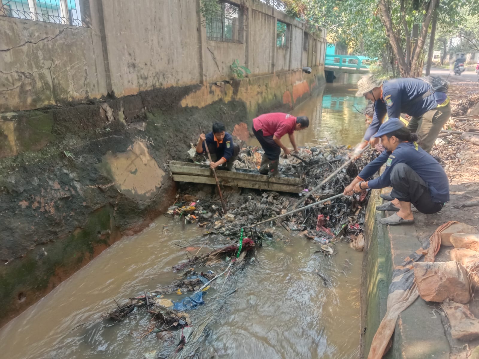 Tim Satgas Kecamatan Jatiuwung Lakukan Normalisasi Kali Caplang