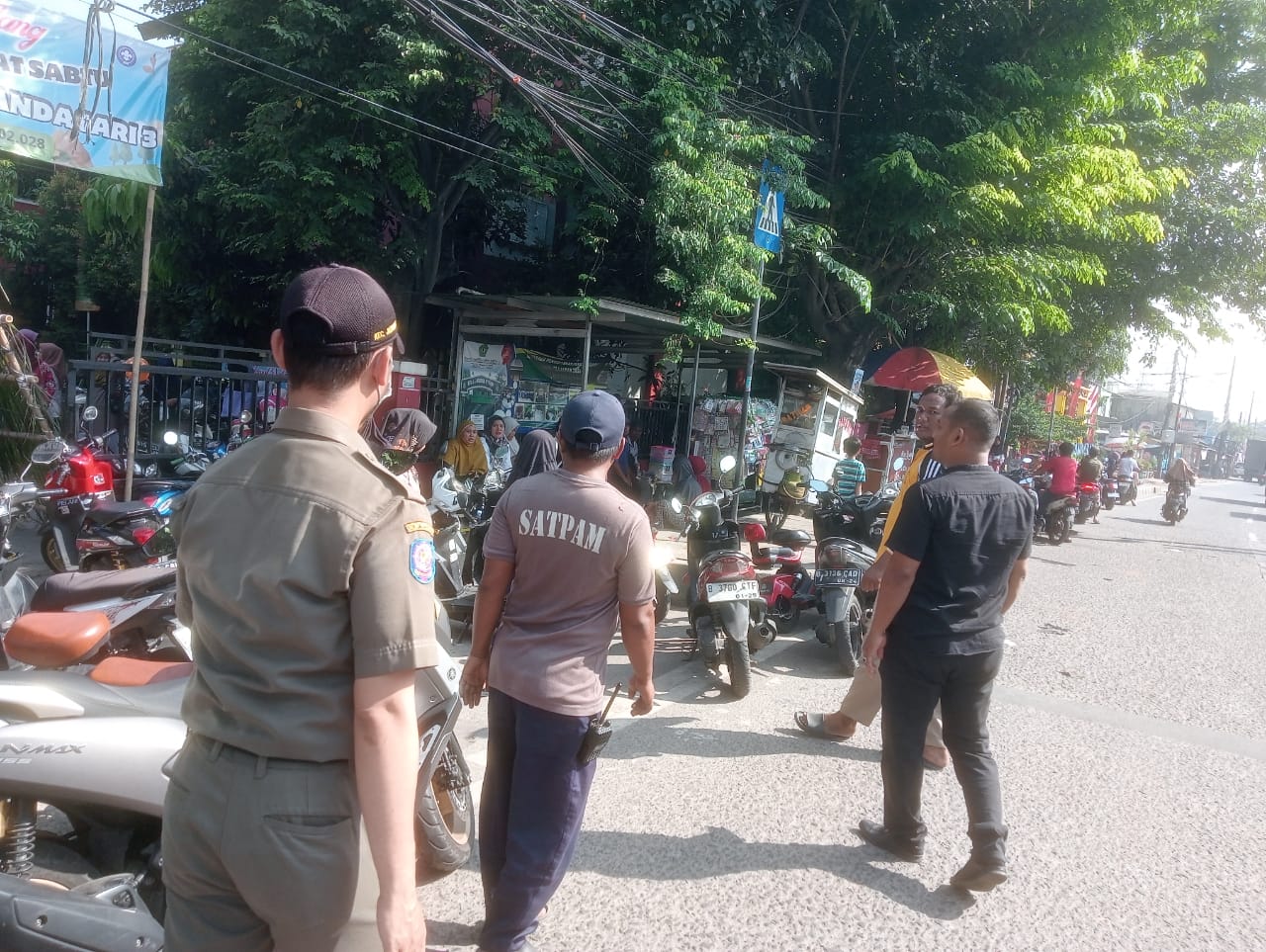 Atasi kondisi jalanan macet, Trantib Kecamatan Jatiuwung bantu atur lalu lintas dan pengaturan parkir motor didepan SDN Gandasari