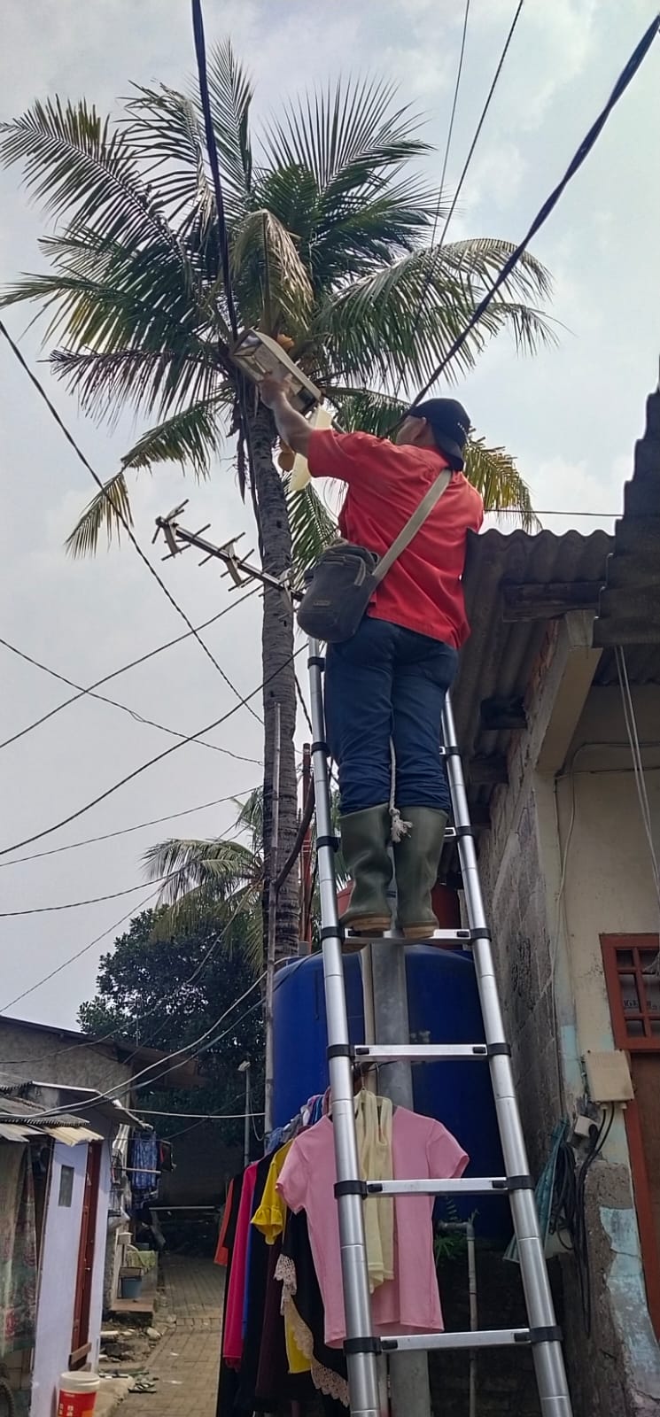 Perbaikan Lampu PJU Kampung Terang di Wilayah RT 002 RW 003 Kp.Rawacana Kelurahan Gandasari