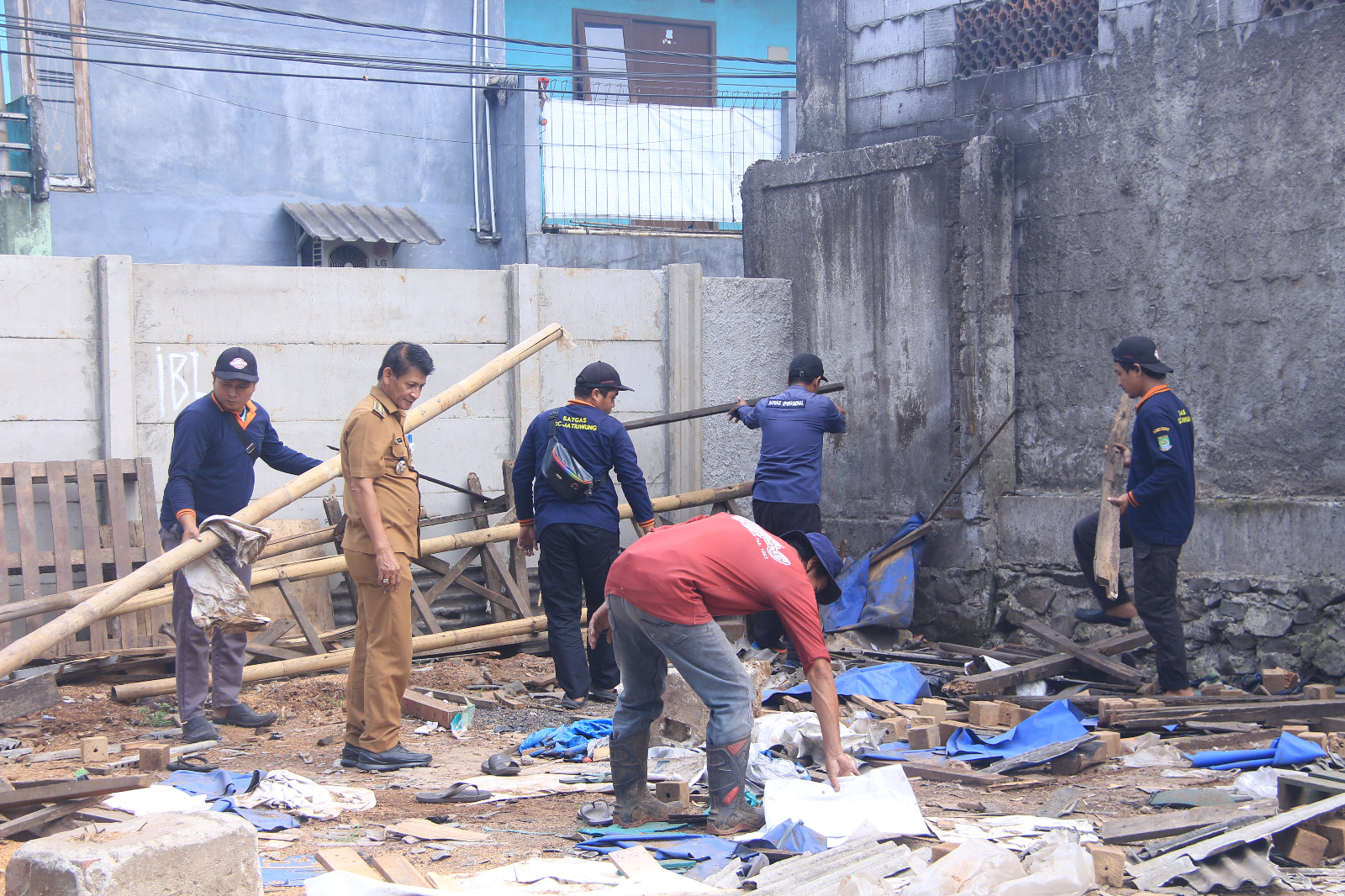 Kegiatan bersihkan puing-puing yang ada di lokasi lapangan Gandasari untuk persiapan upacara peringati HUT RI Ke-79