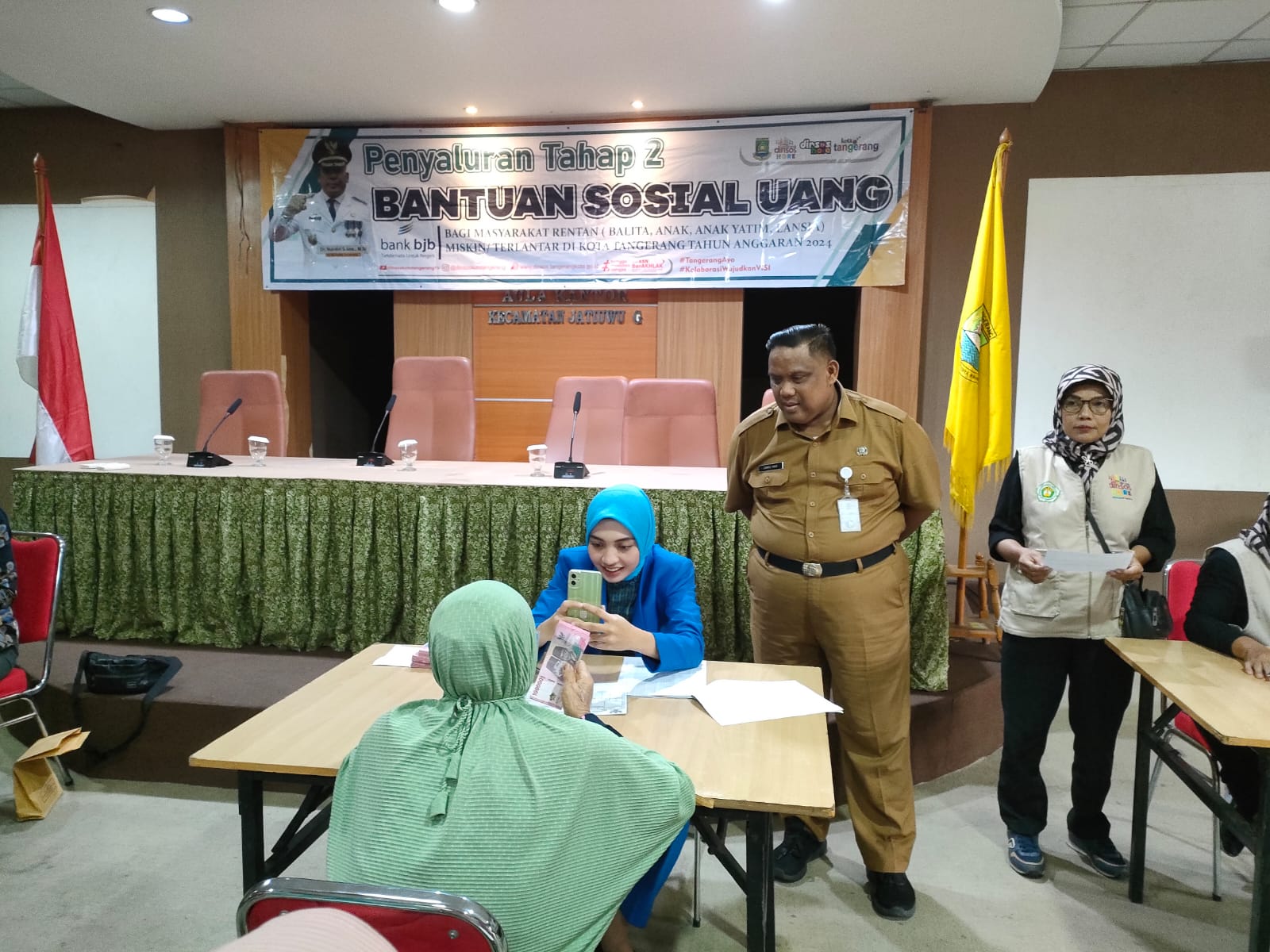 Penyaluran bantuan sosial tahap 2 berupa uang bagi masyarakat rentan dan miskin / terlantar