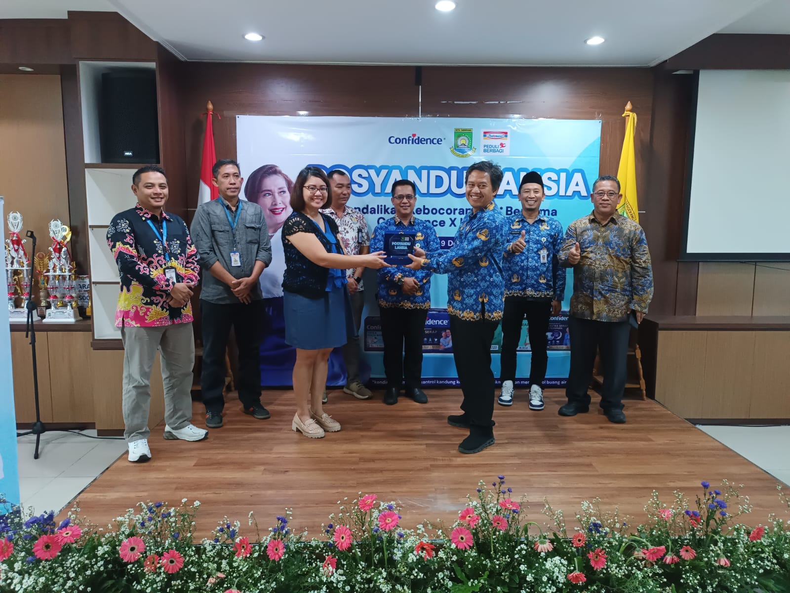 Kegiatan Pelayanan Kesehatan dan Penyuluhan Kesehatan Posyandu Lansia bersama CSR Indomaret di Kelurahan Jatake