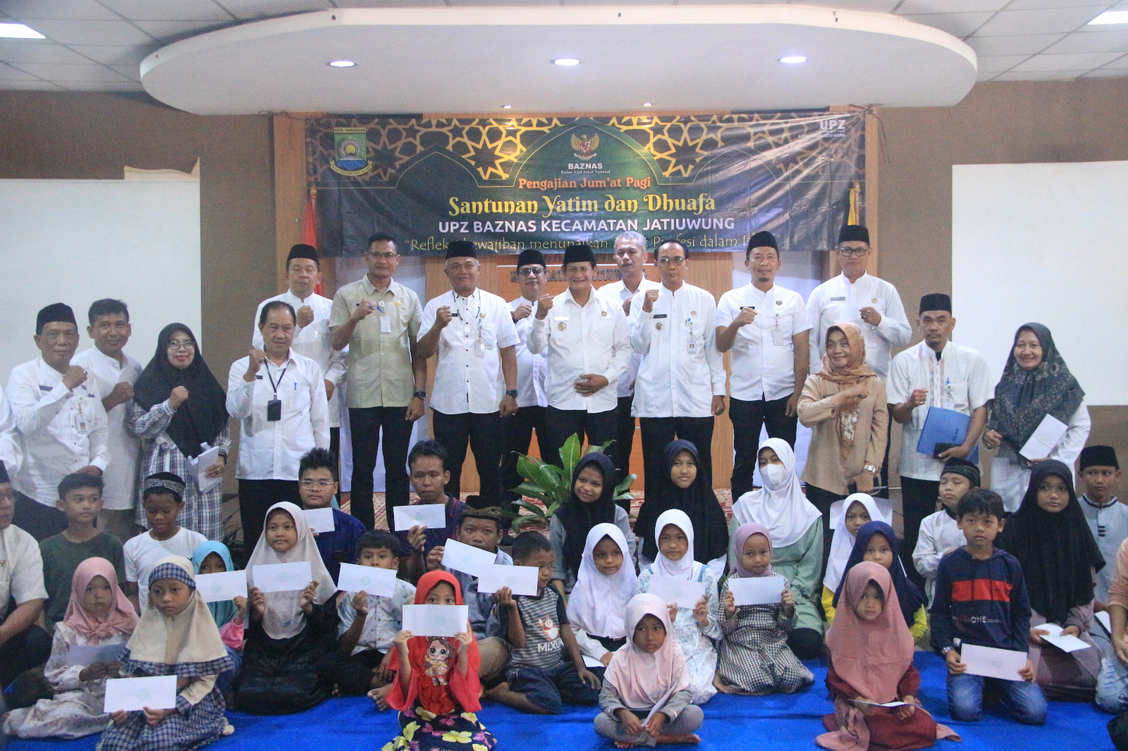 Pegawai Kecamatan Jatiuwung Memberikan Santunan Kepada Anak Yatim & DHuafa Bersama UPZ Kecamatan Jatiuwung