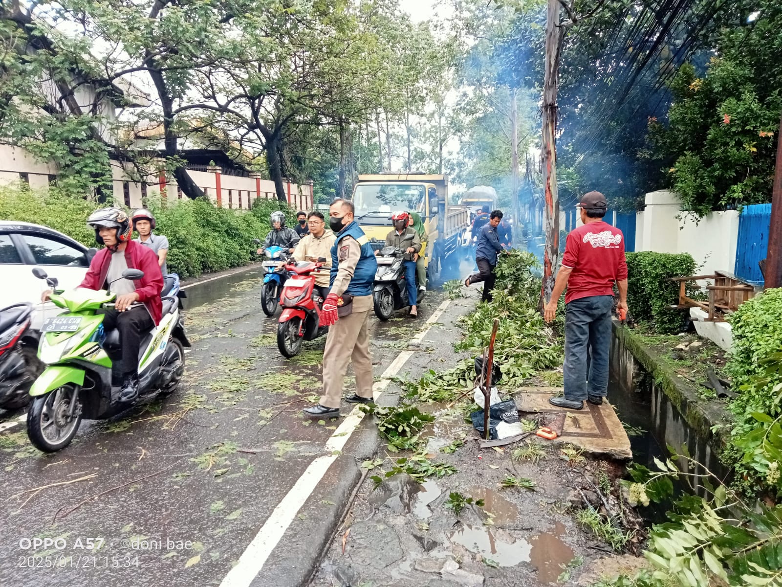 Evakuasi Pohon Tumbang dan Pembersihan di Jl. Prabu Siliwangi