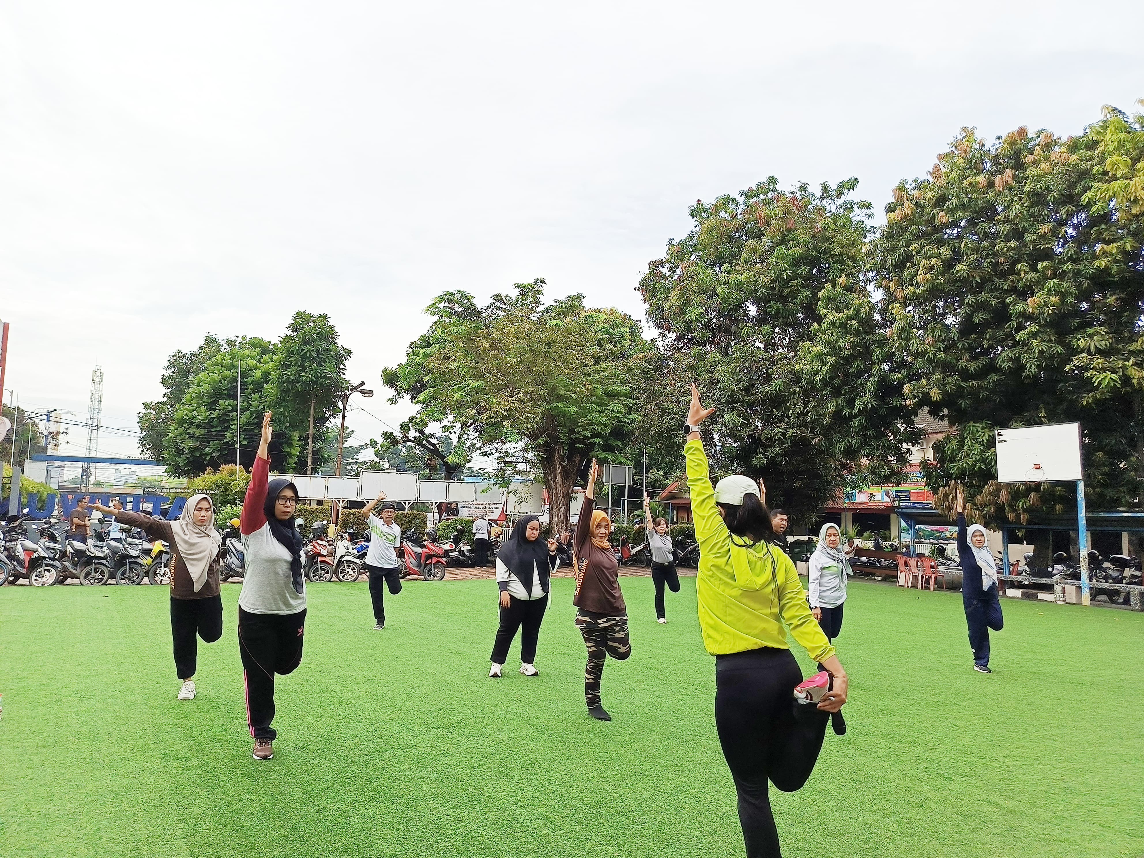 Senam Pagi di Halaman Kantor Kecamatan Jatiuwung