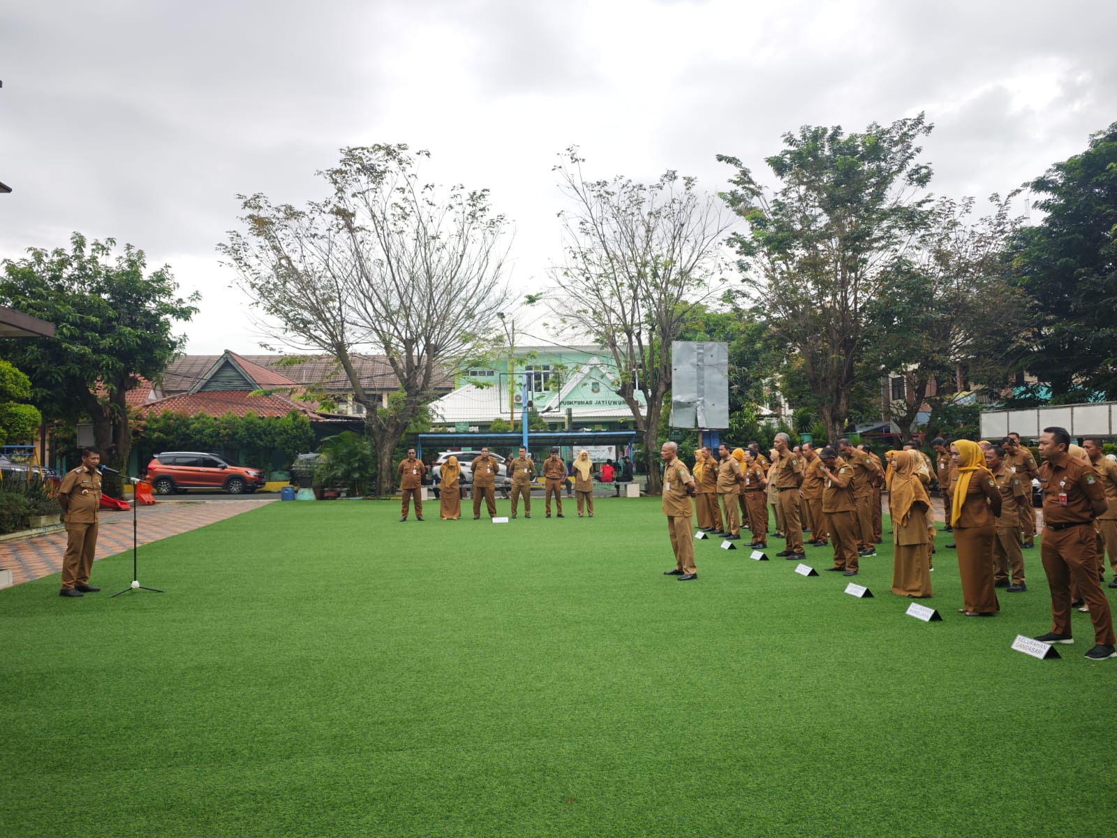 Apel Senin Pagi Dipimpin Oleh Camat Jatiuwung 