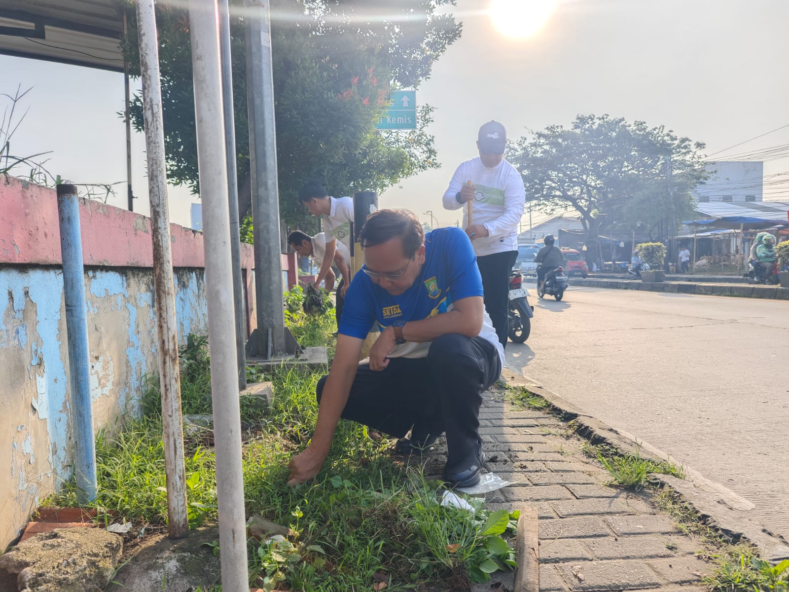 Kerja Bakti di Lingkungan kantor Kecamatan Jatiuwung